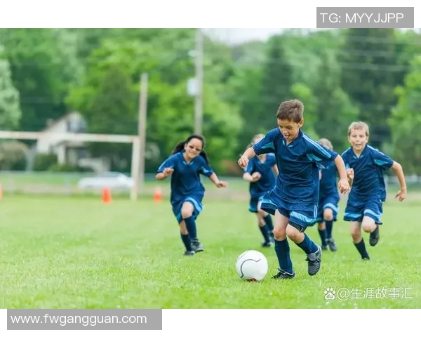 足球明星在绿茵场上挥洒汗水的精彩瞬间与激情四溢的踢球姿态 足球明星在绿茵场上挥洒汗水的精彩瞬间与激情四溢的踢球姿态