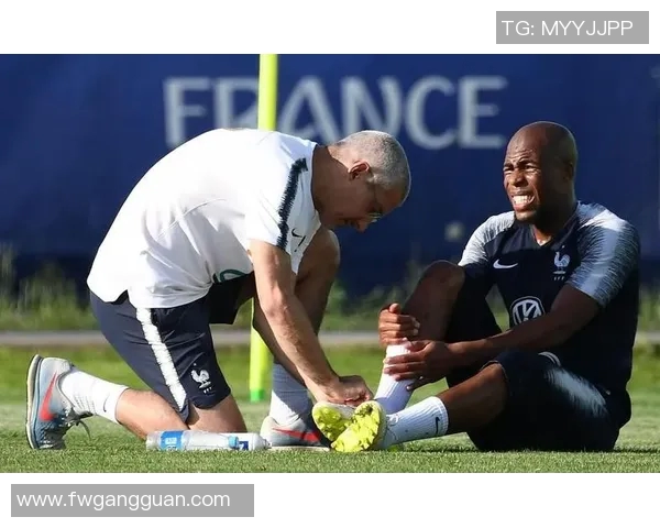 足球明星受伤后瘸腿瞬间高清图片展示与背后故事揭秘 足球明星受伤后瘸腿瞬间高清图片展示与背后故事揭秘